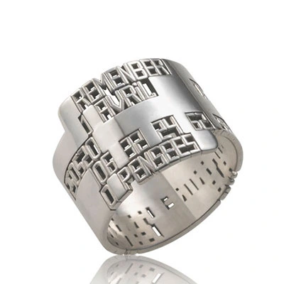 Bague large en argent avec l'inscription Pensées par le créateur Bruno Caby