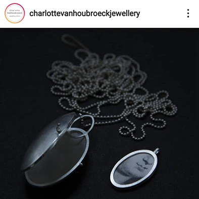 Ensemble de pendentifs et bijoux de mémoire en argent créé par Charlotte Van Hoebroeck