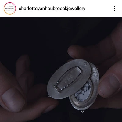 Gros plan sur une bague de deuil contemporaine avec pierre de Charlotte Van Hoebroeck