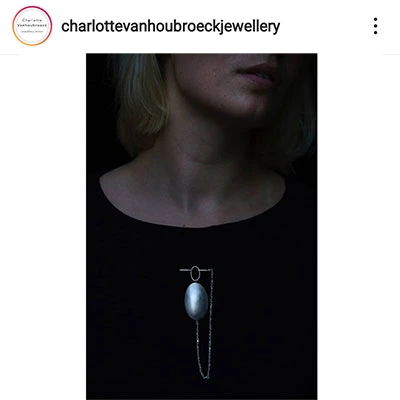 Collier de mémoire présenté sur un support noir par Charlotte Van Hoebroeck