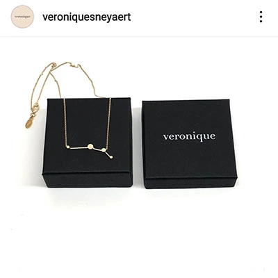 Coffrets de présentation élégants pour les bijoux de mémoire par Véronique Sneyaert