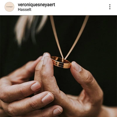 Gros plan sur un collier de souvenir porté au cou, création de Véronique Sneyaert