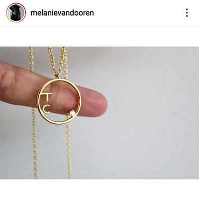 Présentation de pendentif de mémoire délicat, créé par Mélanie Van Dooren