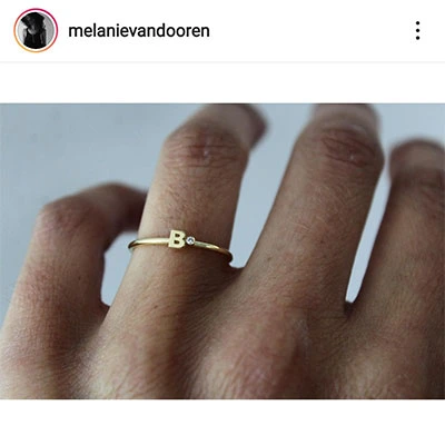 Bague personnalisée lettre en souvenir de proche minimaliste, création de Mélanie Van Dooren