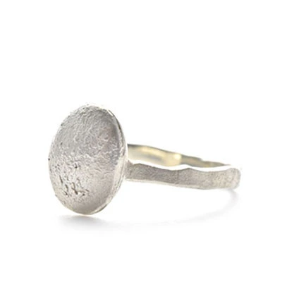 Bague minimaliste ornée d'un disque bombé texturé par Wim Meeussen