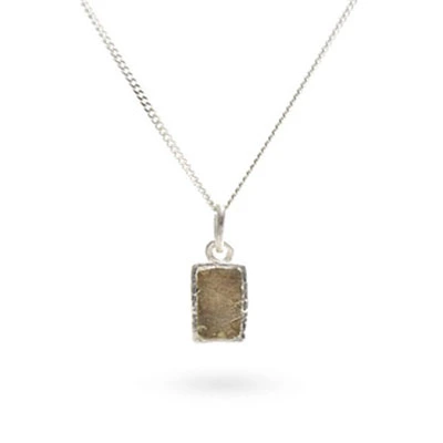 Collier avec pendentif géométrique carré par Wim Meeussen