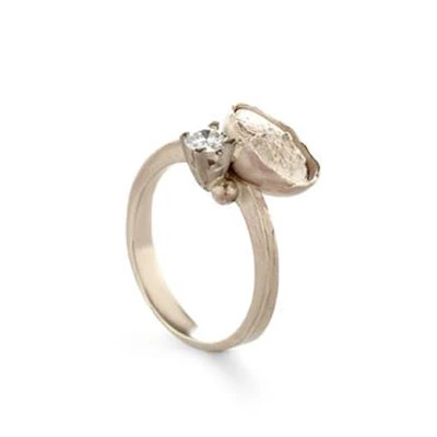 Bague de mémoire délicate au design organique conçue par le bijoutier Wim Meeussen