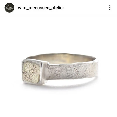 Bague de deuil large en argent massif finement texturé, création Wim Meeussen