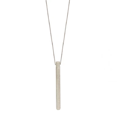 Collier de deuil épuré avec un pendentif en barre verticale, création de Karla Mertens