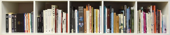 bibliothèque remplie de livres colorés