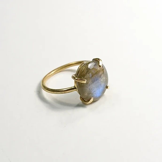 bague avec serti griffe
