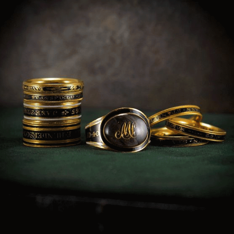 Composition de pièces et bijoux anciens sur fond noir