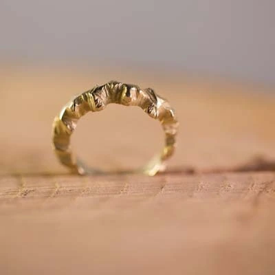 Bague texturée doré par technique de cire perdue en atelier à bruxelles