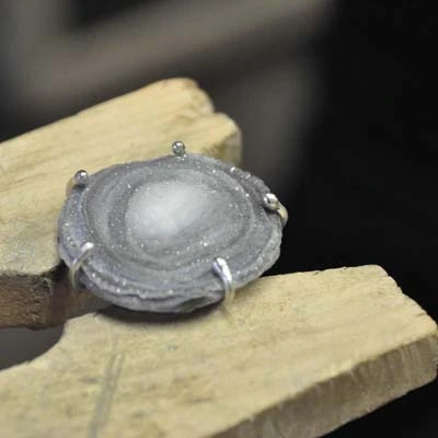 Pierre galaxie en technique de sertissage, exemple de travail des aspirants bijoutier en atelier à bruxelles