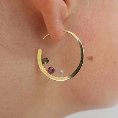 Fine boucle oreille créole minimaliste avec perles colorées en or portée