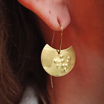 Boucle oreille puce ronde et plate en or martelé portée