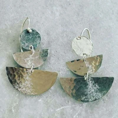 Présentation de crochets oreilles pendants texturés et colorés
