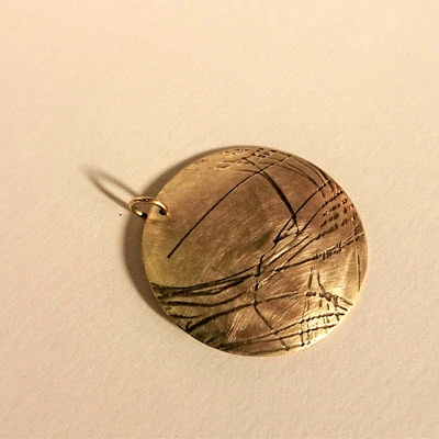 Pendentif rond texturé aux contours irréguliers en métal doré
