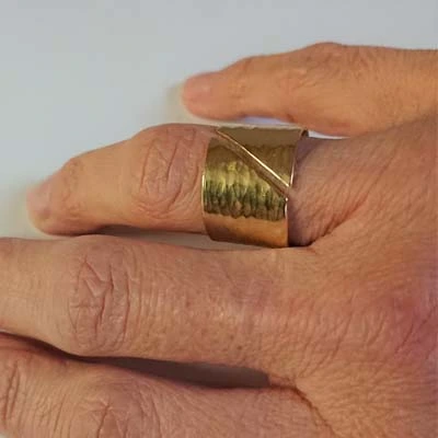 Bague large texturé aux contours irréguliers en métal doré