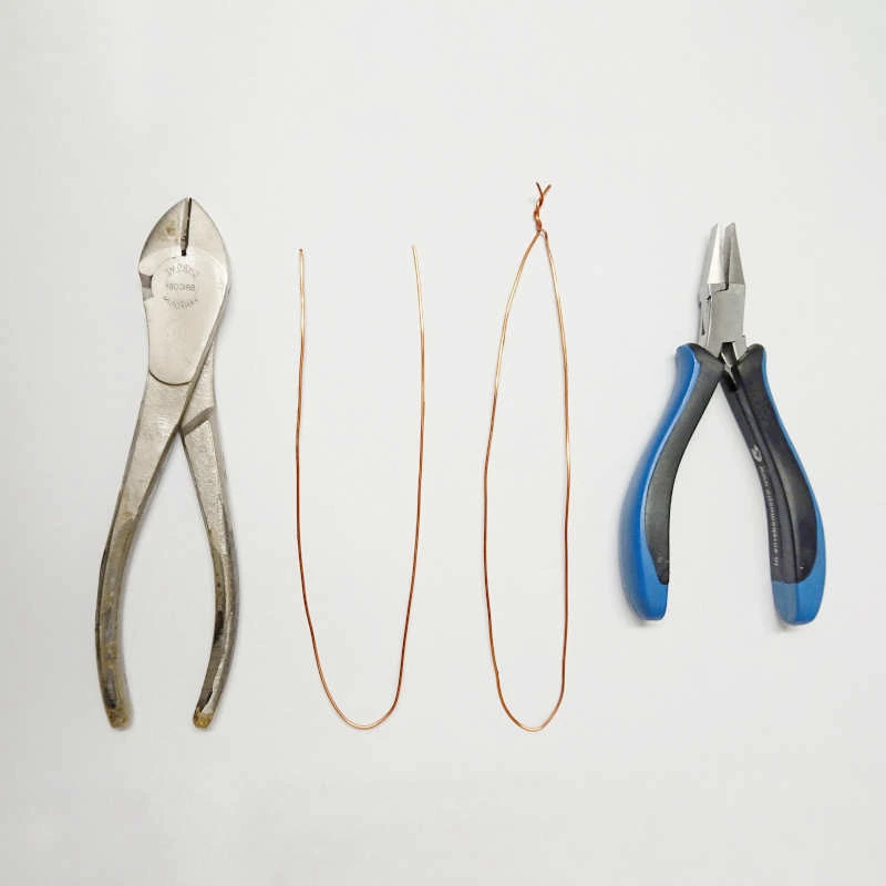 Pinces et fils de métal pour torsion et création de bijoux