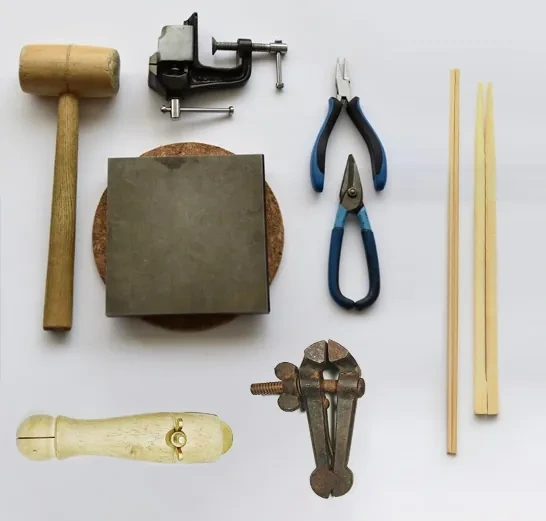 Outils pour la création de bijoux en fil de métal torsadés